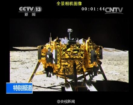 “玉兔號”巡視器拍攝的“嫦娥三號”著陸器照片