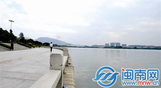 如今西湖完成了治污，碧波萬(wàn)頃