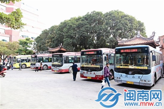 文化宮公交站，一片繁忙