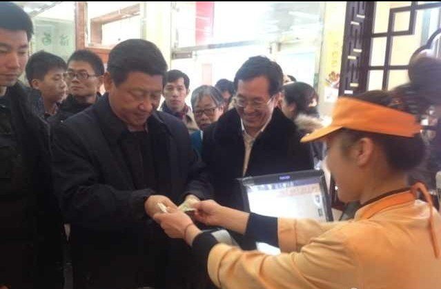 習(xí)近平包子鋪排隊(duì)就餐 自己買單端盤子1