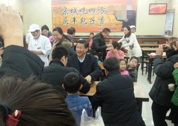 習(xí)近平包子鋪排隊(duì)就餐 自己買單端盤子(組圖)3