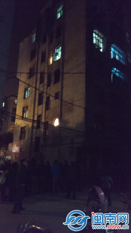 亮著三個燈的五樓房間就是事發(fā)租房_副本