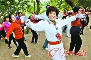 天河公園，大媽們戴著耳機(jī)安靜地跳著廣場舞