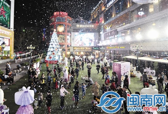昨晚9點(diǎn)，泉州市區(qū)領(lǐng)秀天地，“人工造雪”吸引很多