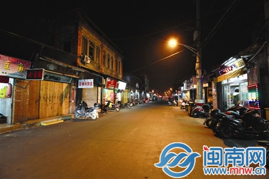 昨晚不到9點，泉州市區(qū)西街，多家店鋪已經(jīng)關(guān)門，路