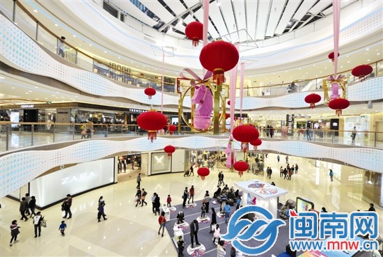 昨晚9點(diǎn)半，泉州市區(qū)萬(wàn)達(dá)廣場(chǎng)，依舊人來人往