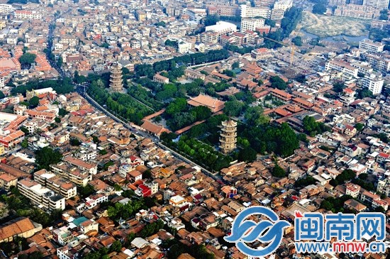 本報去年年底航拍圖片，東西雙塔屹立，紅磚古厝環(huán)繞