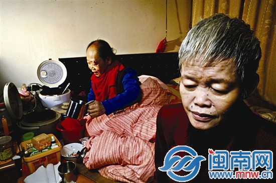 丈夫笑著舀出一份飯遞給妻子