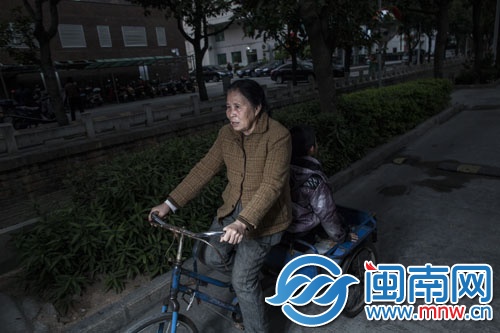 李奶奶每天載著孫子上下學(xué)，兩人相依為命