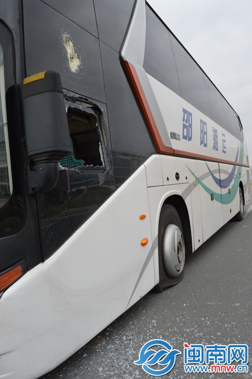 駕駛室車窗被砸碎，輪胎也被戳破