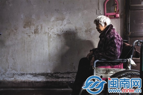 陳磨治坐在輪椅上，常年窩在家中，好希望有人帶她出