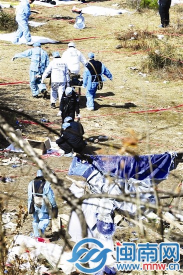 荒山搭棚聚賭 炸出一米深坑