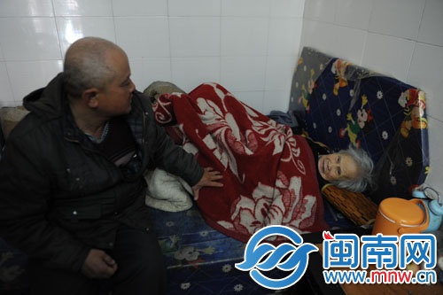 譚長福的家有點背陰，床沒有床墊，被子沒有被套