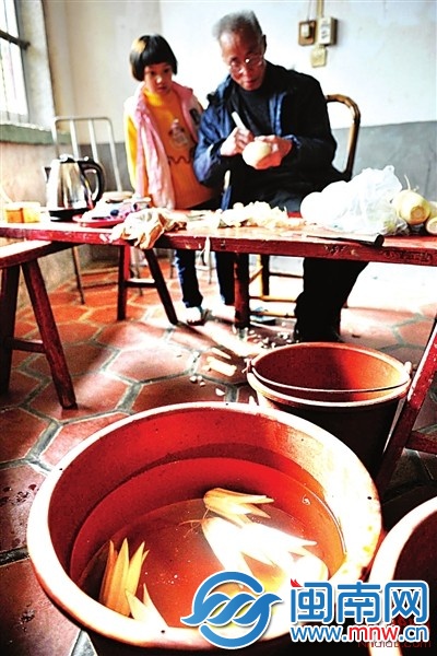 劉老伯手中的刻刀上下翻飛，雕出一朵白色的蘿卜花