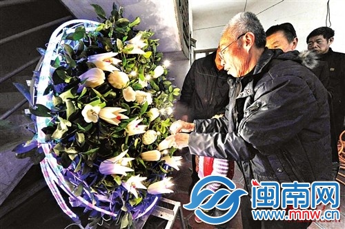 裝好燈泡，牽上燈帶，花燈就做好了