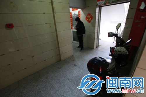 林女士在家門口停電動車時，遭遇歹徒襲擊