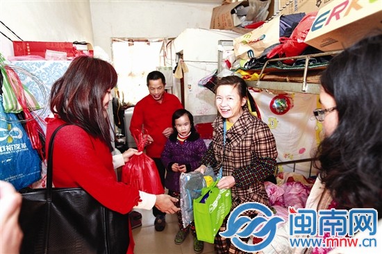 記者一行探望包海生一家