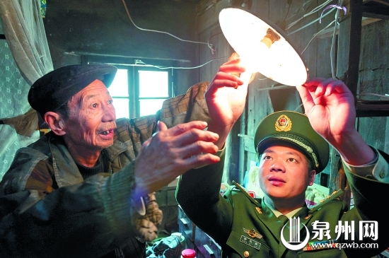 老人家燈泡壞了，邊防民警及時(shí)修好