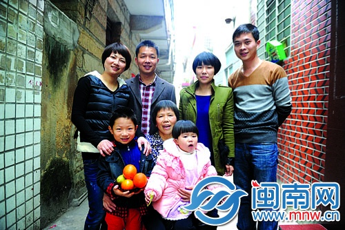 二十多年前拍的全家福里，只有4個(gè)人，如今一家已有
