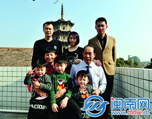 這次拍全家福，陳翠玉和十年前一樣，選擇了東塔為背景