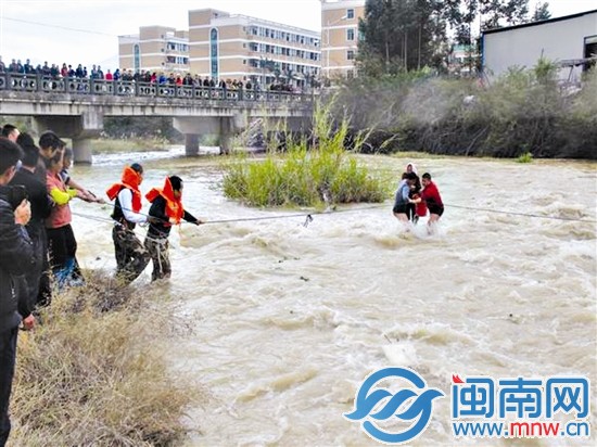 厝邊洪銀泉、洪金福將老人抱住，等待消防隊(duì)員的救援