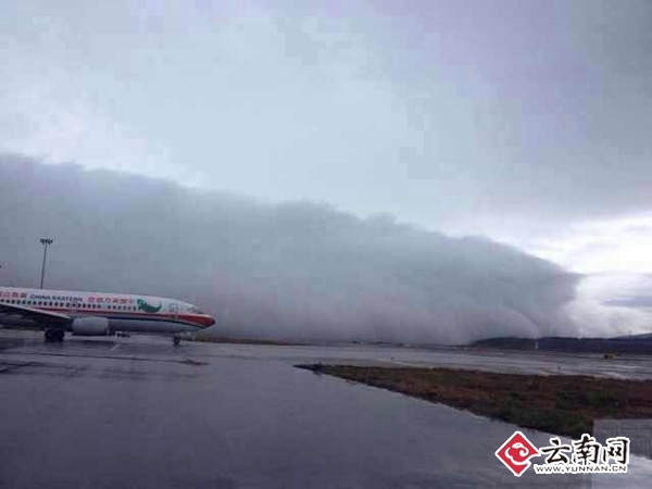 昆明長水機(jī)場跑道出現(xiàn)云墻