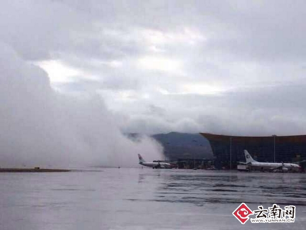 昆明長水機(jī)場跑道出現(xiàn)云墻1