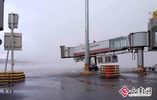 昆明長水機(jī)場跑道出現(xiàn)云墻2