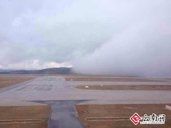 昆明長水機(jī)場跑道出現(xiàn)云墻3