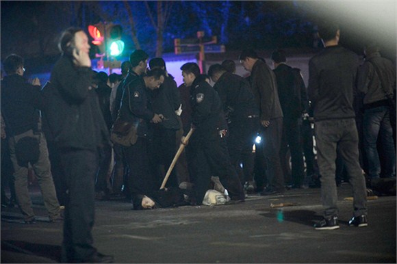 昆明火車站廣場上，警察圍著一名疑似被處置的歹徒
