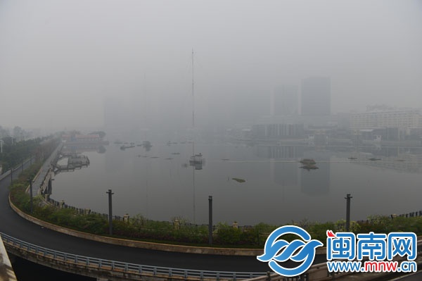 昨日12時24分，豐澤浦西，泉州最高商業(yè)樓迷失霧中