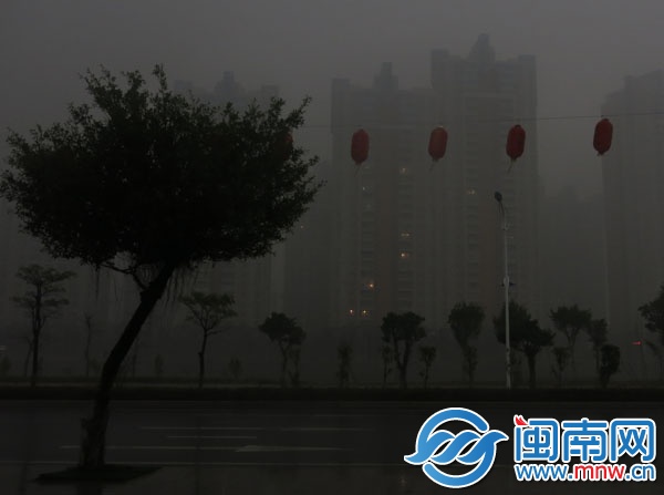 昨日下午3時34分，近乎黑夜，泉州東海一小區(qū)，居民