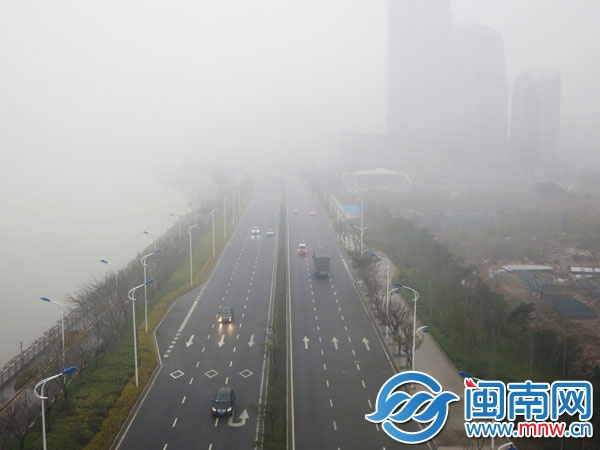 昨日下午3時30分，沿海大通道晉江大橋附近，前方馬