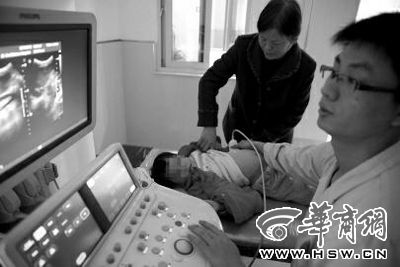 幼兒園孩子在西安市兒童醫(yī)院進行檢查