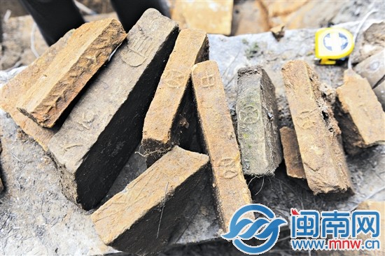 從墓室挖出的磚有很多種圖案：葉脈紋、篦梳紋、銅錢紋