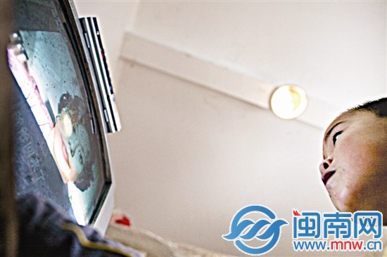 這一刻，冬冬的世界里，只有電視機里的人