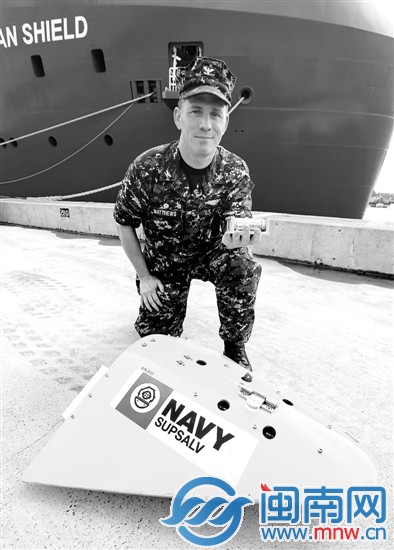 “海巡01”輪打撈多個(gè)漂浮物