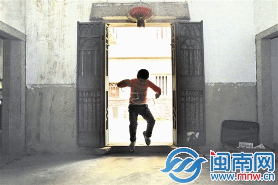 小斌一個(gè)人在房門口玩著膠帶，仿如孤獨(dú)的舞者