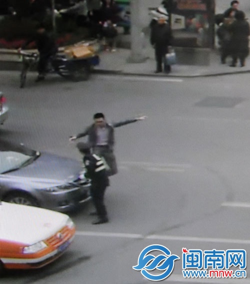 于某走下車，對(duì)著老徐就是一腳飛踹