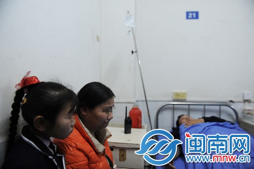 女兒和妻子在醫(yī)院照顧老徐,丈夫被打,妻子很難過