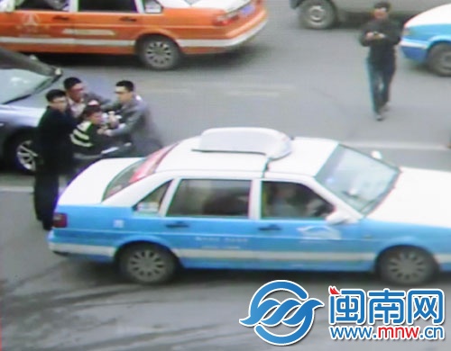 車上三人一同圍毆老徐