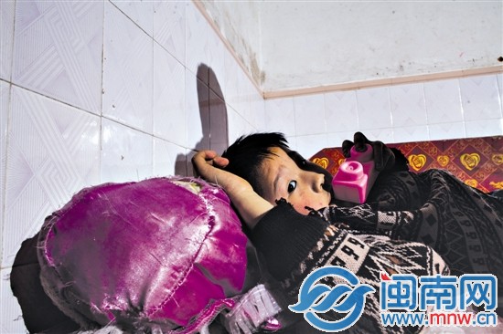 阿寶獨處房間內(nèi)，只有身下一個破舊的娃娃陪著他