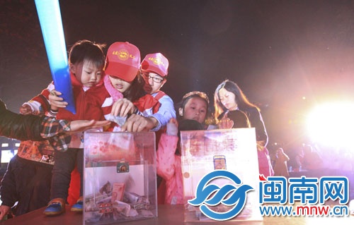 前晚，公益晚會現(xiàn)場，市民自發(fā)捐款