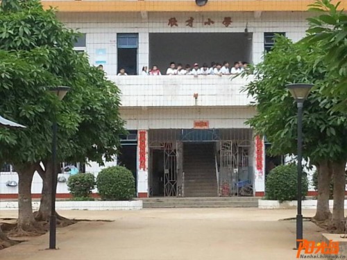 海南小學(xué)生春游大巴事故現(xiàn)場(chǎng)2