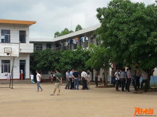 海南小學(xué)生春游大巴事故現(xiàn)場1