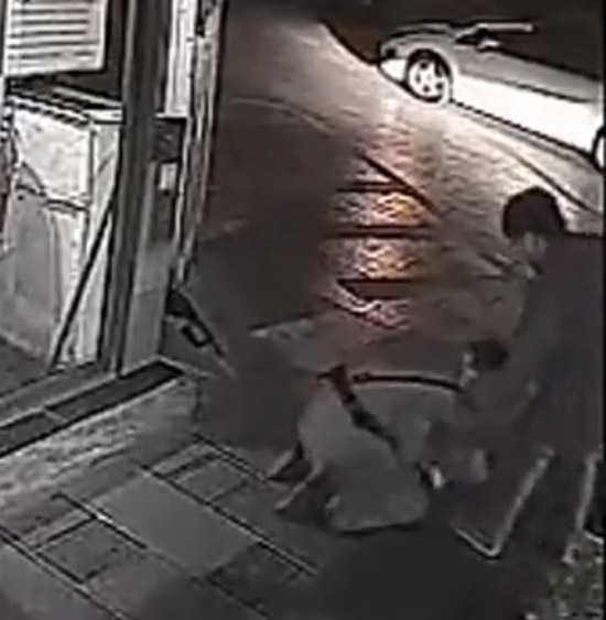 云南高院法官打保安磕頭求饒7