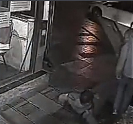 云南高院法官打保安磕頭求饒6