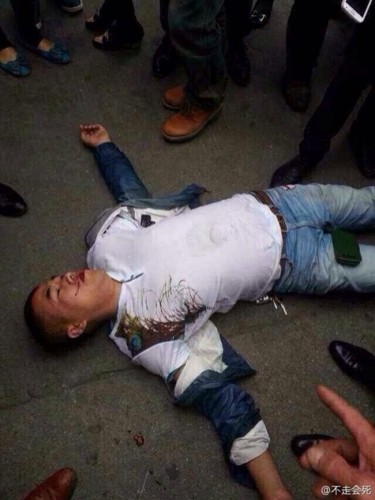 蒼南城管執(zhí)法打傷一拍照路人 引發(fā)群眾圍堵執(zhí)法車輛