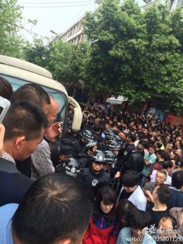 蒼南縣靈溪鎮(zhèn)城管打人至吐血，現(xiàn)在醫(yī)院搶救，現(xiàn)場(chǎng)近