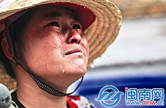 工人陶女士看著火場，留下了兩行眼淚